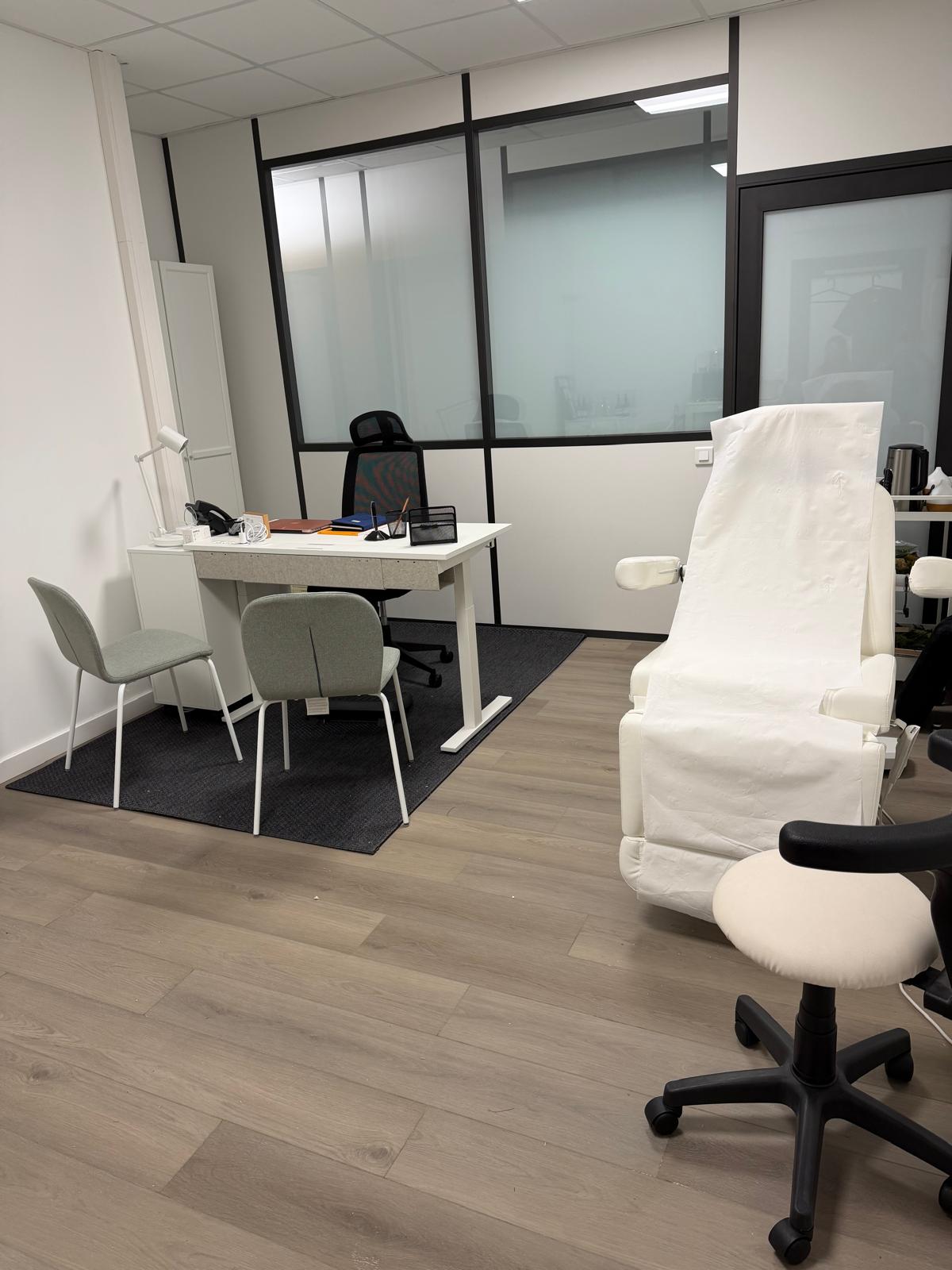 Espace de soin — fauteuil de réflexologie et bureau d'accueil