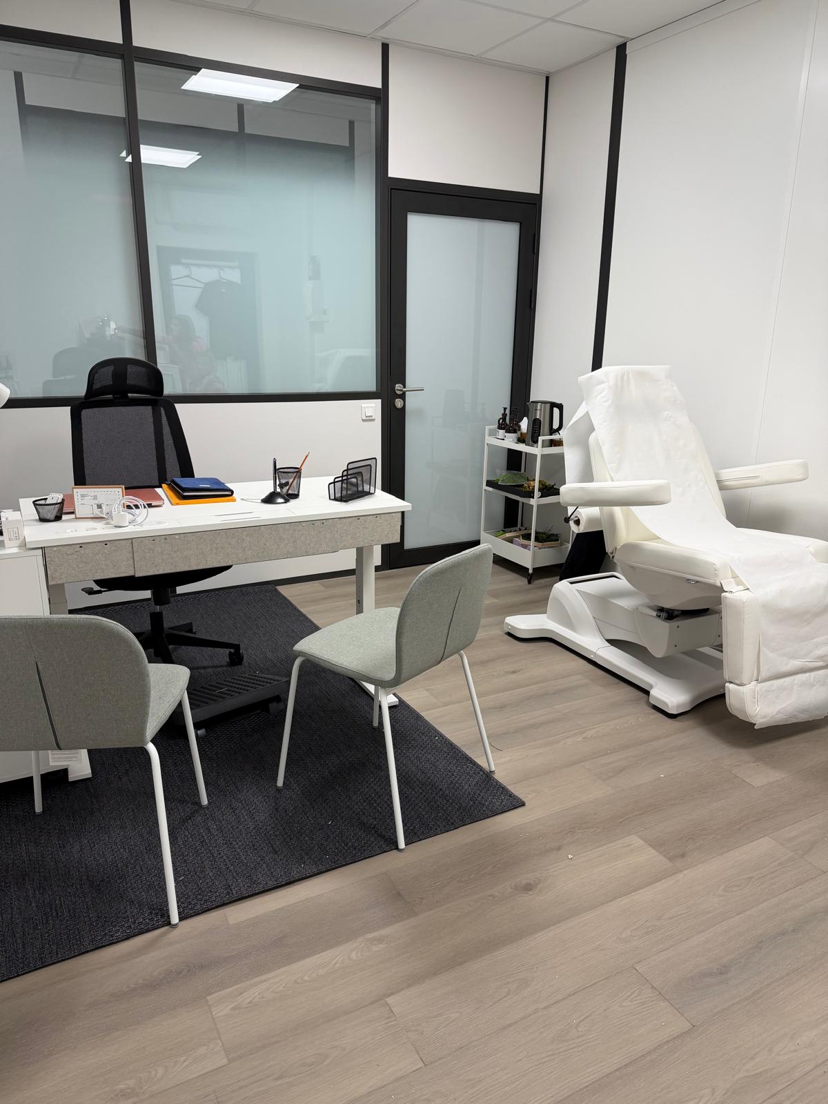 Cabinet lumineux avec fauteuil de soin et coin d'échange
